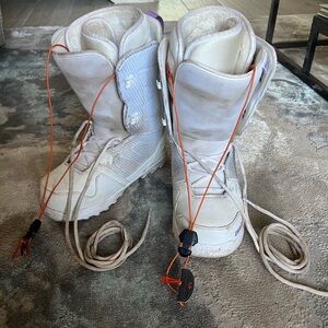 Very used. Women’s size 9 (fits like 8) Thirtytwo snowboard boots. Come as is.😊